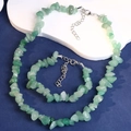 Böhmisches Set aus hellgrünem Kristallsplittern: Halskette und Armband mit Silberverschluss - Halskette und Armband Set / Grün