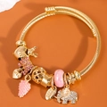 Brazalete dorado con dijes de elefante de circón rosa, corazón y fresa - Estilo Elefante Fresa Rosa / Rosa