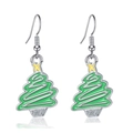 Detail van de groene kerstboom oorbellen met gouden ster en een glanzende emaille finish - Groene besneeuwde kerstboom