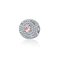 Makro-Detail des Silber-Charms mit rosa Kristall und Hohlmuster an der Seite des Beads - Rosa