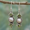 Pendientes retro de plata S925 con perlas y gemas verde oliva en una rama natural - Estilo Perla y Piedra Verde (E149)