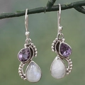 Pendientes de plata con piedra de luna y amatista colgados de una rama verde natural - Estilo Morado y Piedra Lunar (E153)
