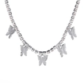 Detalle de collar de mariposas plateadas con pedrería brillante y cadena de cristal - Estilo 5 Mariposas Plateadas