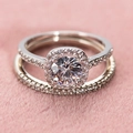 Conjunto de anillos de boda de cobre con piedra central halo y acentos de diamantes - US 6 / Anillo Halo y Banda Pavé / Plateado