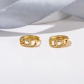 Makroaufnahme von 18K vergoldeten Kettenglied-Ohrringen mit Micro-Pave-Zirkonia-Steinen - Dreifach Gliederketten Stil mit Stein (E430) / Innendurchmesser 10mm / Gold