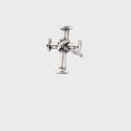 Dettaglio orecchino a perno a croce in argento S925 con design vintage e finitura ossidata - Forma di Croce (E951)