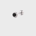 Dettaglio del lobo con zircone nero, bordo milgrain e chiusura posteriore a vite - Zirconia Nera Rotonda (E951)