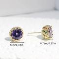 Dettaglio degli orecchini a bocciolo di rosa con zircone viola e pietre laterali colorate - Oro