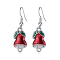 Dettaglio di orecchini a campana di Natale in smalto rosso con accenti di foglie verdi - Christmas Bell