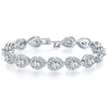 Dettaglio macro delle pietre di zirconia a goccia e della chiusura a scatto del bracciale - Stile Goccia con Strass Completo (Style 3)