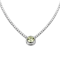 Dettaglio ravvicinato di una collana tennis di lusso con ciondolo halo verde-giallo - Strass Champagne