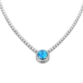 Vue détaillée d'un collier de tennis avec une pierre centrale bleue et chaîne argent - Zircone Bleu Clair