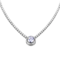 Gros plan sur collier tennis argenté avec pendentif halo rond de couleur lavande - Zircon Blanc