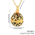 Collana con ciondolo a uovo vintage con rilievi dorati e smalto nero con motivi a croce - Nero