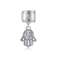 Détail macro du pendentif Main de Fatma avec œil maléfique et cristaux pour bracelet - Style Main de Fatma Mauvais Œil Argent (MK-DGB1287)