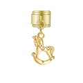 Gros plan d'un pendentif cheval à bascule doré avec zircons pour bracelet modulaire - Cheval À Bascule Or (MK-MDF490)