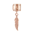 Détail du pendentif plume en or rose sur un bracelet à maillons de style italien - Plume Or Rose (MK-DGB1531)