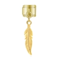 Détail d'un pendentif plume dorée pour bracelets modulables de style italien - Plume Or (MK-DGB1529)