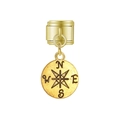 Détail d'un charm modulaire doré avec un pendentif boussole mat et une étoile gravée - Boussole Or (MK-MDF420)