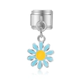 Détail du pendentif marguerite de style italien avec pétales bleus et centre jaune - Style Marguerite Émail Bleu Clair (MK-MDF782)