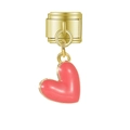Dettaglio del charm a cuore in smalto rosa attaccato a una maglia d'oro italiana - Ciondolo Cuore Rosa (MK-MDF710)