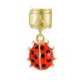 Vista macro di charm coccinella in smalto rosso su modulo maglia italiana dorata per DIY - Coccinella d'Oro (MK-MDF046)