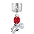 Dettaglio di un ciondolo italiano con tulipano rosso, perla bianca e cristalli - Perla Tulipano Rosso (MK-DGB1999)