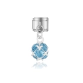 Détail du charm modulaire argenté avec un pendentif carré en cristal bleu clair poli - Gemme Bleu Ciel Argentée (MK-DGB090)