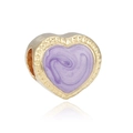 Vista detallada del amuleto de corazón lila con borde dorado y textura de esmalte mármol - Violeta Perlado Dorado