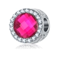 Dettaglio macro dello charm con pietra occhio di gatto rosa e pavé di zirconi bianchi - Rosa Rosso
