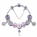 Detailansicht der lila Amethyst-Perlen und Blumenanhänger am silbernen Schlangenkettenarmband - 17cm / Reguläre Passform / Rosa-Lila