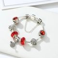 Nahaufnahme von 925 Silber Charm-Armband mit rosa Kristallen und Blumenanhängern - 20cm / Reguläre Passform / Rot