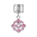 Charm italien avec pendentif fleur délicate orné de cristaux roses et d'une perle blanche - Style Fleur Ajourée Perle Strass Rose (MK-DGB2061)