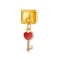 Abalorio italiano con colgante de llave dorada y detalle de corazón en esmalte rojo - Llave Roja (MK-DGB1290)