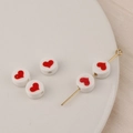 Detalle de cuentas de cerámica con corazón blanco y aguja dorada para joyas DIY - Corazón / 8mm