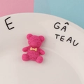 Detailansicht eines rosa Bären aus Harz mit Smile-Gravur und einer gelben Schleife - Rosa (2#)