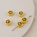 Detalle de cinco cuentas de cerámica amarillas con cara sonriente y aguja dorada para joyas - Sonrisa / 8mm