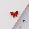 Vista macro de colgante de mariposa chapado en oro con circonitas rojas y aro de enganche - 5# Estilo de Lazo Rojo