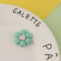 Detail der mintgrünen Harzblume mit rosa Herz für DIY-Handyhüllen und Bastelarbeiten - Minzgrün (1#)