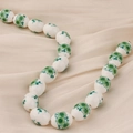 Detalle de cuentas de cerámica blanca con flores de ciruelo verdes para hacer joyas DIY - Estilo 5