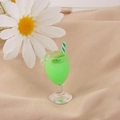 Macro scatto di un bicchiere di succo di kiwi in miniatura per artigianato e case di bambole - Stile Succo di Kiwi (13#)