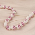 Detalle de cuentas cilíndricas de cerámica con motivos florales rosas sobre fondo de seda - Estilo 8#