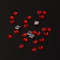 Macro de diamantes de imitación cuadrados rojos de 2mm con superficie facetada y fondo plano - Tamaño Mini / Rojo