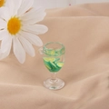 Dettaglio macro di un bicchiere da cocktail in miniatura con fettine di lime e resina - Stile Lime (5#)