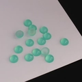 Vue détaillée de cabochons ronds en résine vert pâle pour la création de bijoux - 6mm