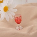 Dettaglio macro di un calice da vino in miniatura con liquido rosso e fragola per il fai da te - Stile Vino alla Fragola (6#)
