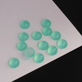 Vue macro de treize cabochons ronds en résine vert raisin translucide pour bijoux DIY - 8mm