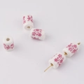 Macro-opname van witte cilindrische keramische kralen met roze bloemenprint voor DIY-sieraden - Roze Bloemen Stijl (2#)