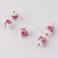 Detail van DIY bedrukte keramische kralen met roze bloempatronen voor sieraden maken - Roze Pruimenbloesem Stijl (3#)