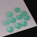 Détail macro de cabochons en résine vert menthe translucide pour la création de bijoux DIY - 12mm
